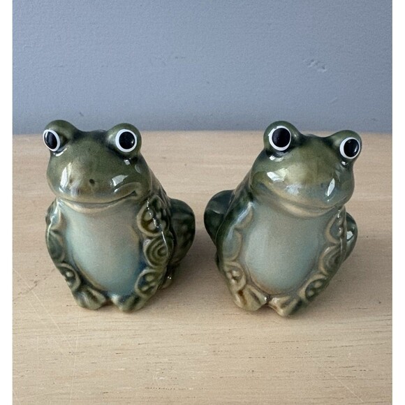 Green Frog Salt and Pepper Shakers Ceramic Sitting Has Stoppers MCM NEW - Picture 2 of 8